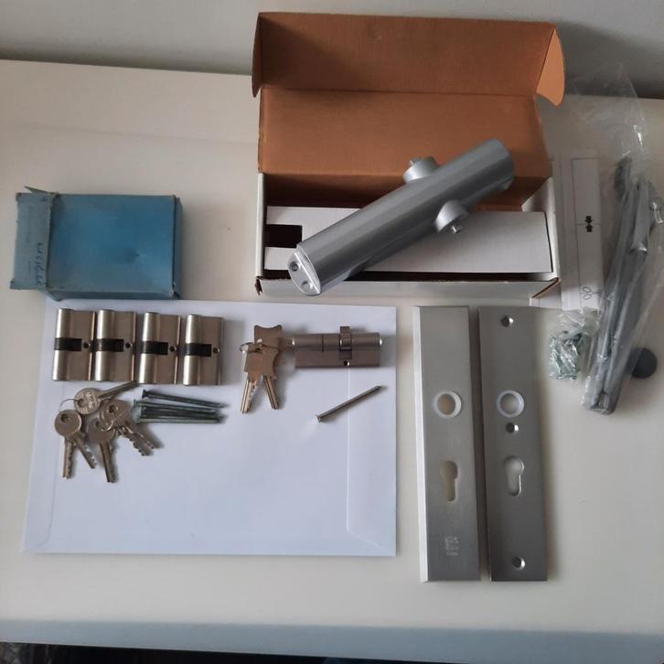 Cilinders gelijksluitend/veiligheidsschilden/deurdranger, Doe-het-zelf en Verbouw, Hang- en Sluitwerk, Nieuw, Slot, Ophalen of Verzenden