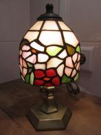 Tiffany tafellamp met kleine gekleurde bloemetjes, Huis en Inrichting, Lampen | Tafellampen, Ophalen of Verzenden, Gebruikt, Tiffany