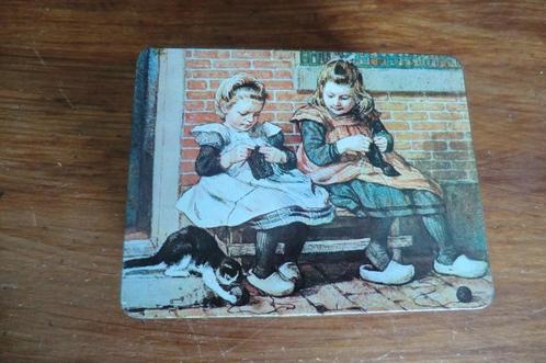 nostalgisch metalen blik - twee meisjes op een bank, Verzamelen, Blikken, Gebruikt, Ophalen of Verzenden
