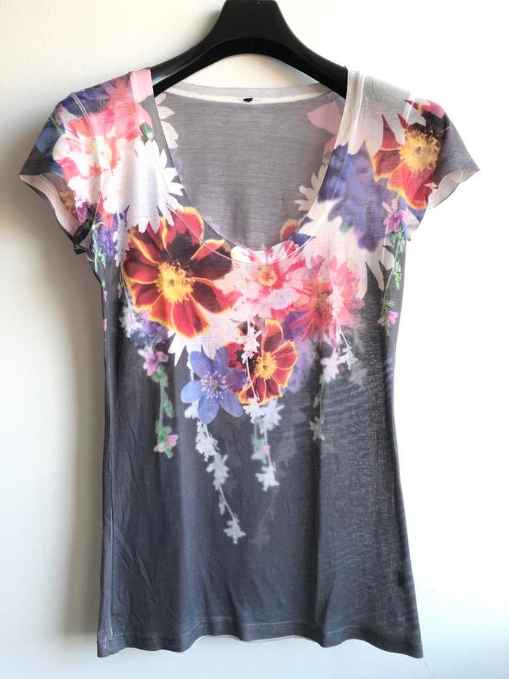 Urban Outfitters flower scoop t-shirt S/M, Kleding | Dames, Tops, Zo goed als nieuw, Maat 36 (S), Overige kleuren, Korte mouw