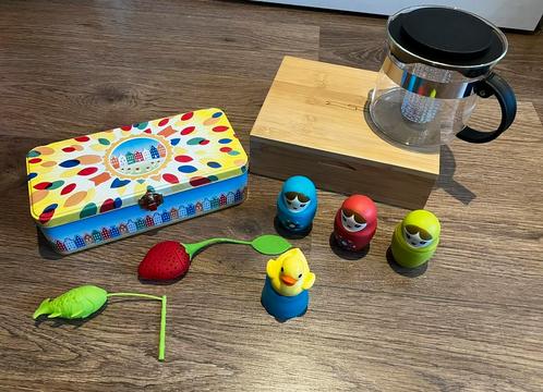 Theedoos/blik theepot Bodum diverse leuke theezeefjes, Huis en Inrichting, Keuken | Keukenbenodigdheden, Gebruikt, Ophalen of Verzenden