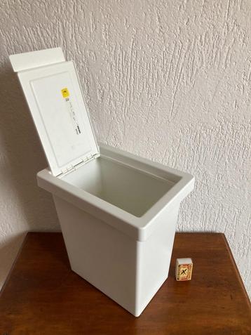 Klein wit mini prullenbakje + klepje kunststof lichtgewicht beschikbaar voor biedingen