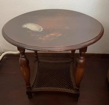 Antiek houten salon/koffietafel beschikbaar voor biedingen