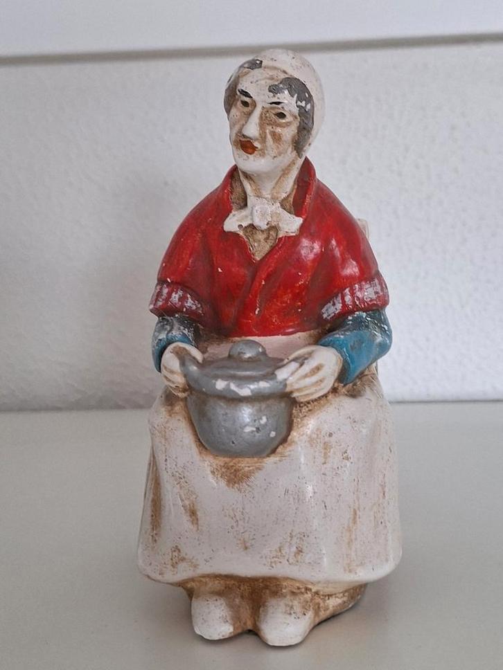 Keramiek beeldje: Vrouw met kookpot, Antiek en Kunst, Kunst | Beelden en Houtsnijwerken, Ophalen of Verzenden