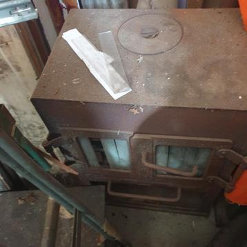 Houtkachel met reserve ruitjes en eventueel kachelpijpen beschikbaar voor biedingen