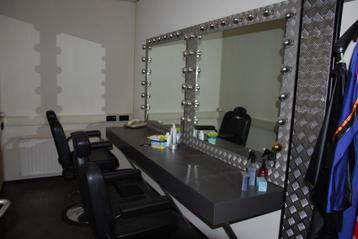 2 Professionele kappersstoelen + stijlvol kappersmeubel beschikbaar voor biedingen