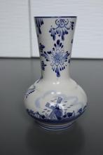 vaas delfts blauw look met molen en bloemen, Blauw, Aardewerk of Porselein, Ophalen of Verzenden, Zo goed als nieuw