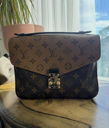 Louis vuitton pochette metis beschikbaar voor biedingen