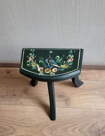 Oud groen houten handbeschilderd krukje beschikbaar voor biedingen