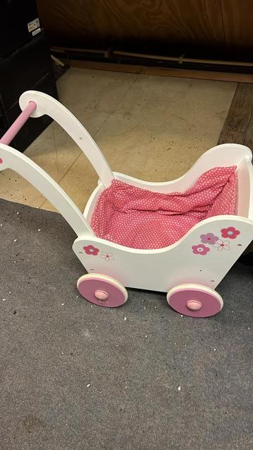 Houten poppenwagen gratis beschikbaar voor biedingen