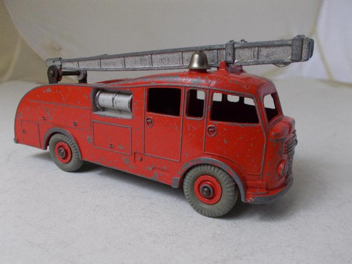 1953 Dinky Toys 555 FIRE ENGINE. (-A-), Hobby en Vrije tijd, Modelauto's | 1:43, Gebruikt, Bus of Vrachtwagen, Dinky Toys, Ophalen of Verzenden