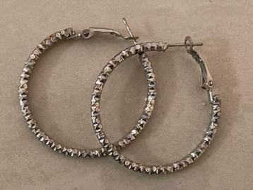 Zilverkleurige Oorbellen - Hangers beschikbaar voor biedingen