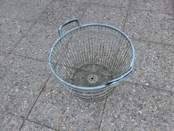 Oude Aardappelmand Draadmand beschikbaar voor biedingen
