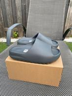 Yeezy slide Granit 46, Kleding | Heren, Schoenen, Slippers, Zwart, Nieuw, Ophalen of Verzenden