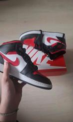 Nike Air Jordan 1 Mid - Zwart/Rood/Wit maat 38, Ophalen of Verzenden, Zo goed als nieuw, Zwart, Sneakers of Gympen