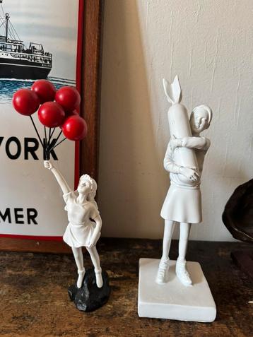 2 leuke beeldjes (naar) Banksy , niet los te koop prijs de 2 beschikbaar voor biedingen
