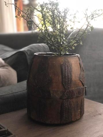 Oude oosterse bewerkt houten pot India sober sleets beschikbaar voor biedingen