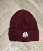 Rode Moncler muts - Gedragen, Kleding | Heren, Mutsen, Sjaals en Handschoenen, Moncler, Overige maten, Ophalen of Verzenden, Zo goed als nieuw