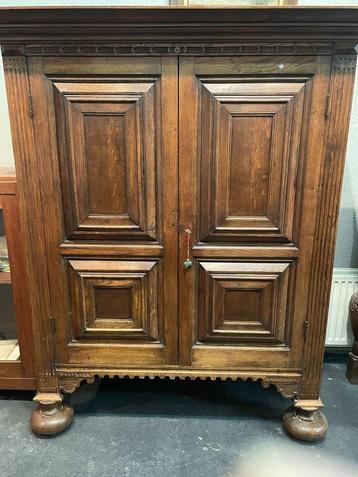 antieken kast zgn. kussenkast 155cm hoog beschikbaar voor biedingen
