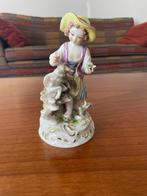 Antiek beeldje - Herderinnetje met Lam (Meissen of Dresden), Verzamelen, Ophalen of Verzenden, Zo goed als nieuw, Mens