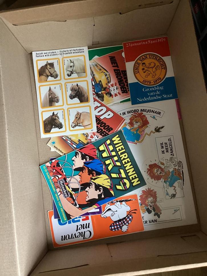 Schoenendoosje met stickers (circa 3 kilo), Verzamelen, Stickers, Zo goed als nieuw, Verzenden
