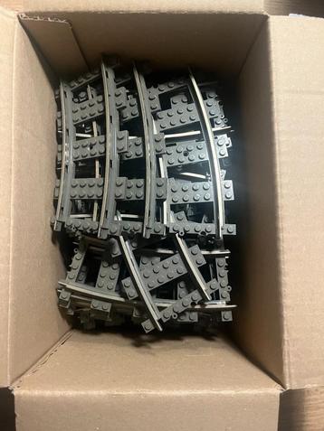 Doos met Lego rails 9V bochten (35 stuks) beschikbaar voor biedingen