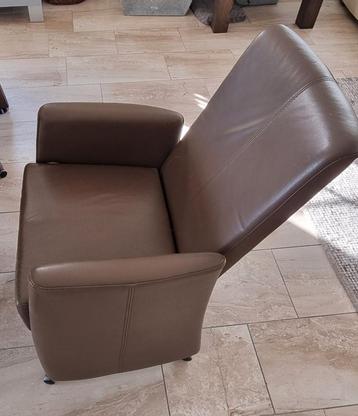 4 mooie leren luxe stoelen met rolletjes. 66 cm hoog beschikbaar voor biedingen