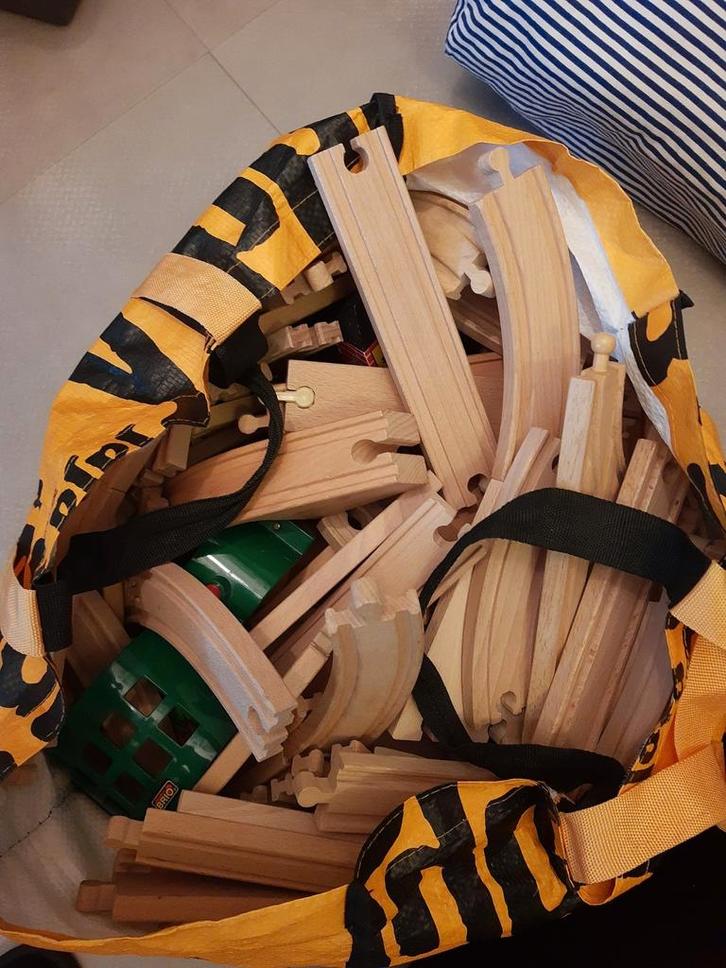 Houten Treinbaan met Treinen, Station en Accessoires, Kinderen en Baby's, Speelgoed | Houten speelgoed, Gebruikt, Ophalen