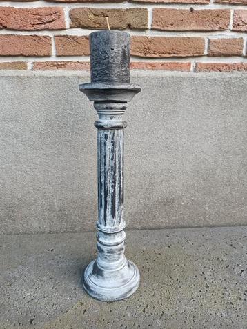 Houten stonewashed pilaarkandelaar met kaars.  beschikbaar voor biedingen