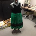 Antieke groen-zwarte klederdracht jurk., Antiek en Kunst, Antiek | Kleding en Accessoires, Klederdracht, Dames, Verzenden