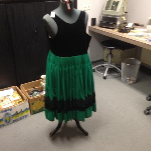 Antieke groen-zwarte klederdracht jurk., Antiek en Kunst, Antiek | Kleding en Accessoires, Dames, Verzenden