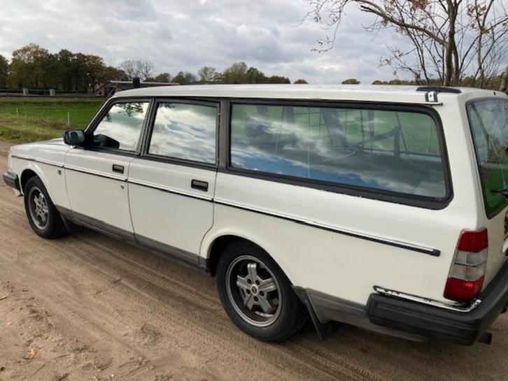 volvo 240 2.3 automaat GERESERVEERD., Auto's, Oldtimers, Particulier, Volvo, Benzine, Stationwagon, Automaat, Wit, Blauw, Ophalen