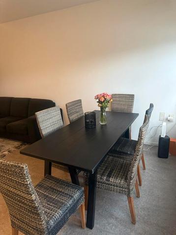 zwarte houten tafel