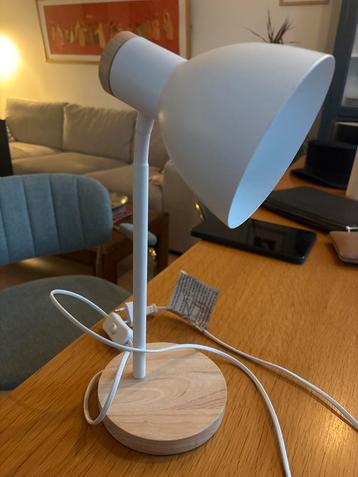 Moderne witte tafellamp met houten voet beschikbaar voor biedingen