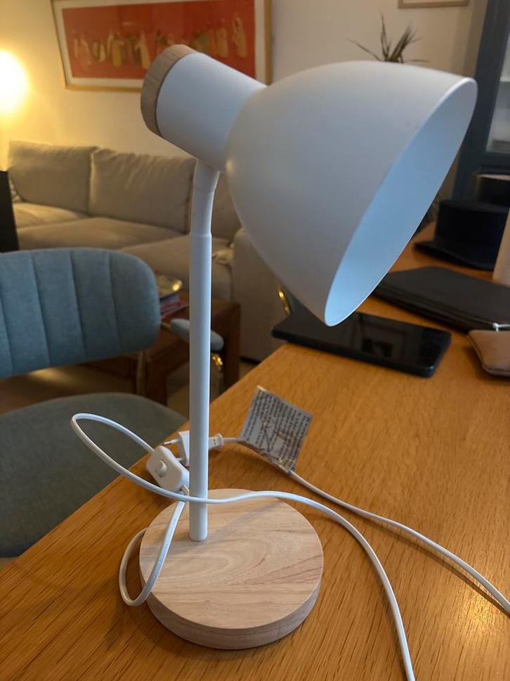 Moderne witte tafellamp met houten voet, Huis en Inrichting, Lampen | Tafellampen, Zo goed als nieuw, Minder dan 50 cm, Metaal