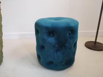 Poef beschikbaar voor biedingen