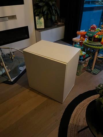 Witte kast(en) beschikbaar voor biedingen