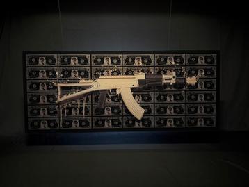 Ak-47 dollar plexiglas schilderij beschikbaar voor biedingen
