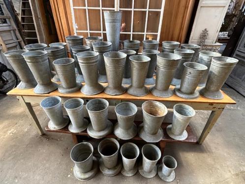 oude zinken bloemenvazen antieke vazen zink op voet, Antiek en Kunst, Curiosa en Brocante, Verzenden