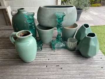 Diverse groene accessoires beschikbaar voor biedingen