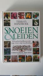 Christopher Brickell - Terra's handboek snoeien & leiden, Bloemen, Planten en Bomen, Ophalen of Verzenden, Zo goed als nieuw, Christopher Brickell