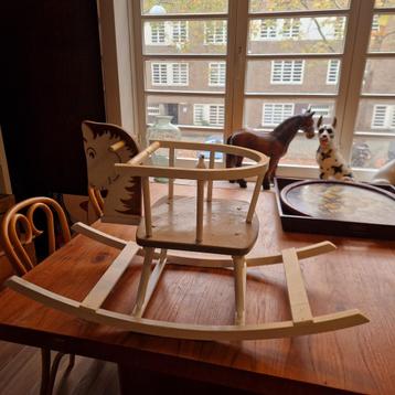 Houten Schommelstoel voor Kinderen. Op te halen in De Pijp A beschikbaar voor biedingen
