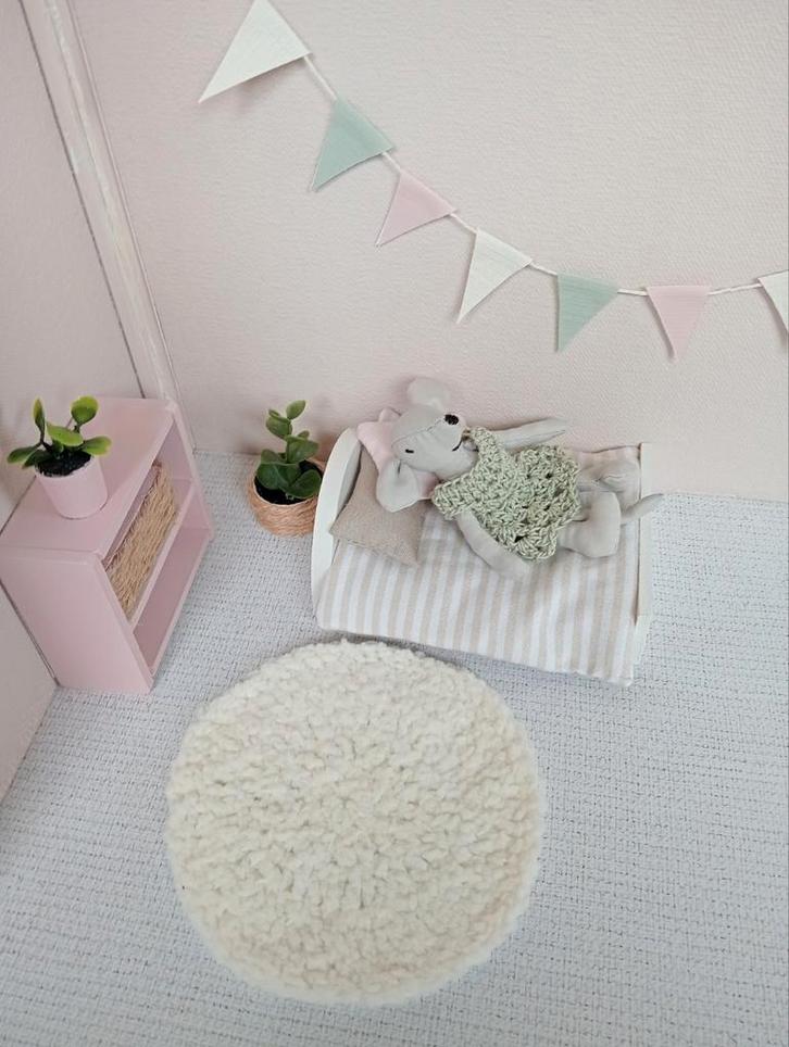 Houten meubeltjes bed kastje en accessoires, Verzamelen, Poppenhuizen en Toebehoren, Zo goed als nieuw, Poppenhuis, Ophalen of Verzenden