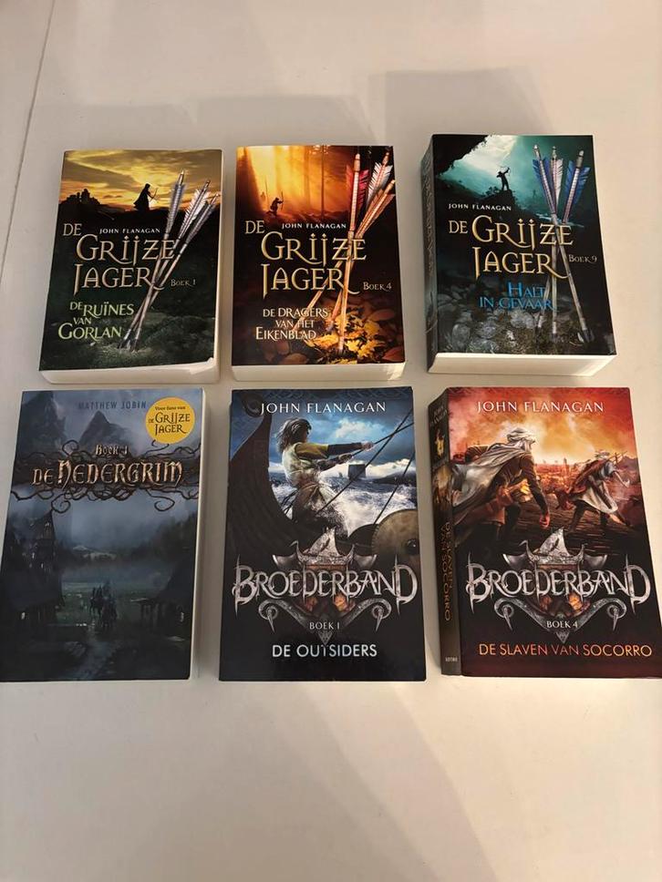 John Flanagan Grijze Jager Boek 1 broederband 1,4 Nedergrim!, Boeken, Fantasy, Gelezen, Ophalen of Verzenden