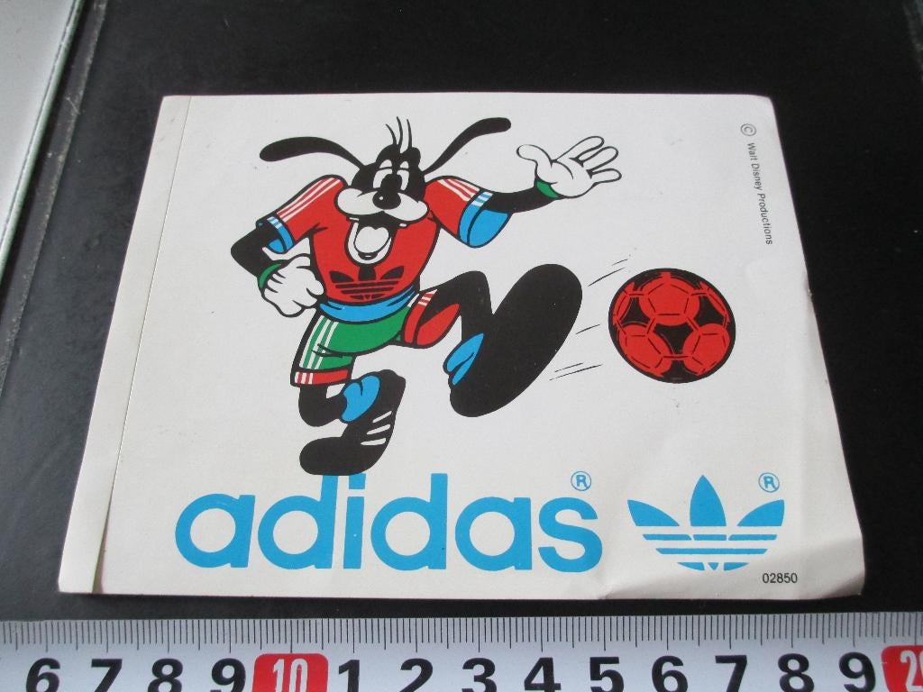 sticker Sport voetbal ADIDAS Goofy strip, Ophalen, Zo goed als nieuw