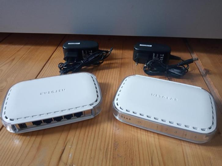 Netgear GS605 v4 Netwerk Switch Gigabit 5 Ports 2 Stuks, Computers en Software, Netwerk switches, Gebruikt, Ophalen of Verzenden