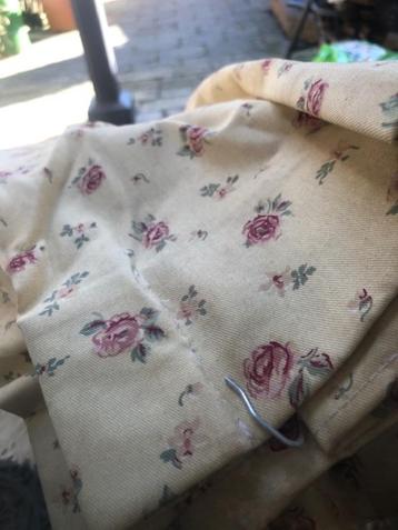 brocante gordijnen met lief schattig roosje beschikbaar voor biedingen