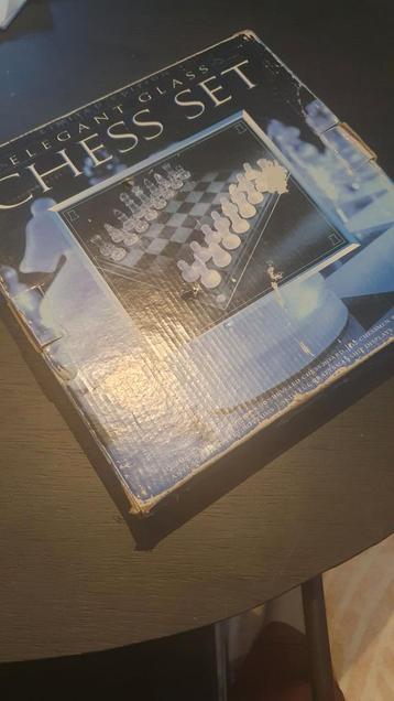 Glazen schaakspel.  Compleet en Nooit gebruikt.  beschikbaar voor biedingen