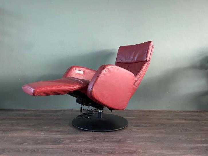 Z.g.a.n. rode leren relax fauteuil / relaxstoel elektrisch, Huis en Inrichting, Fauteuils, Zo goed als nieuw, 50 tot 75 cm, Minder dan 75 cm