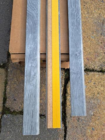 Nieuwe 13 plakplinten - Grijs Houtlook. beschikbaar voor biedingen